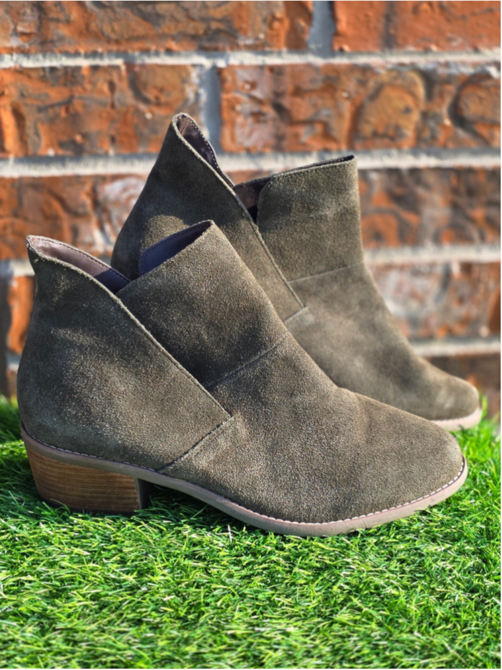 Me Too Women’s Green Leather Ankle Booties Size 11M Block Heel Western Boots